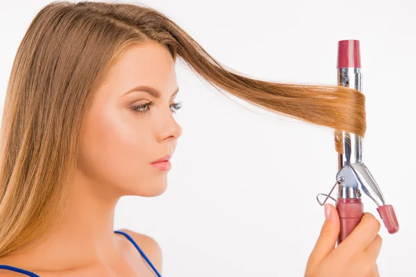 Ervan overtuigd mooi meisje haar haren krullen — Stockfoto