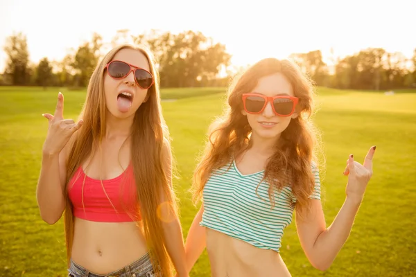 Zwei sexy lustige Mädchen mit roter Brille, die herumalbern — Stockfoto