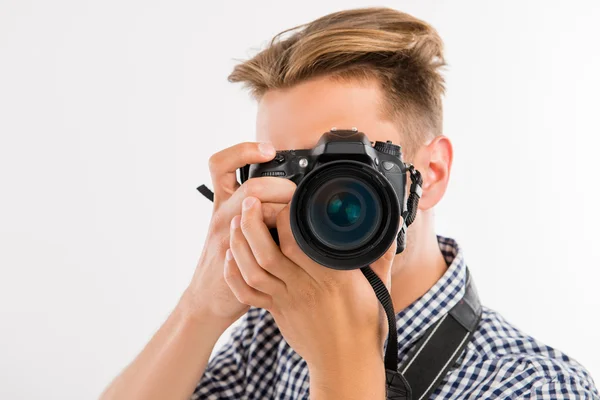 Bonito jovem fotógrafo tirando uma foto de um espectador — Fotografia de Stock