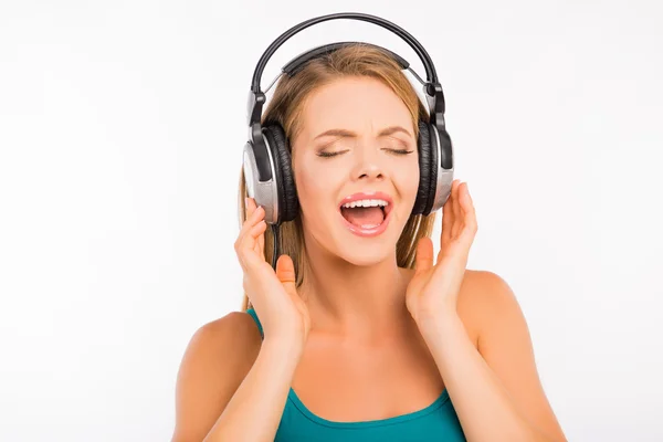 Snygg tjej lyssnar på musik i hörlurar — Stockfoto