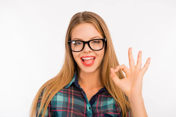 Sexy fille avec des lunettes gestuelle OK — Photo