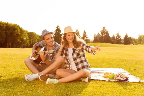 Lyckliga par i kärlek på en picknick — Stockfoto