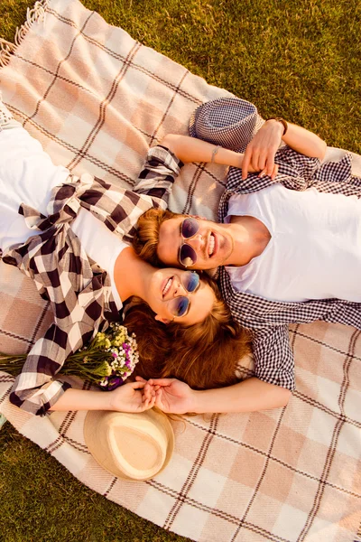 Widok z góry z para zakochanych leżącego na pled piknikowy — Zdjęcie stockowe