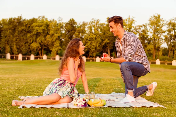 Jonge man maakt een voorstel van verloving aan zijn vriendin — Stockfoto