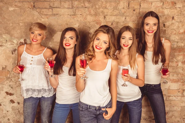 Belle giovani donne che indossano dress code celebrando con rosso ch — Foto Stock