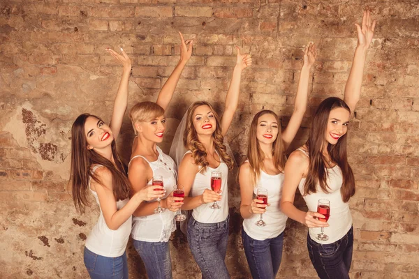 Noiva alegre e damas de honra felizes comemorando festa das galinhas com re — Fotografia de Stock