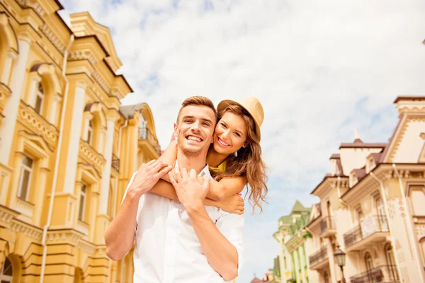 Casal feliz no amor de pé na rua — Fotografia de Stock