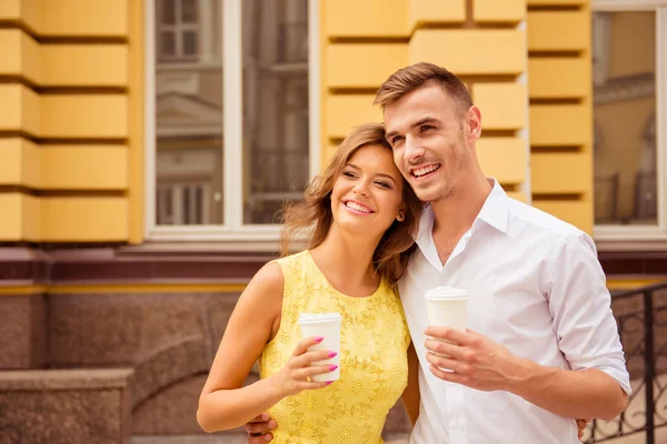 Casal feliz no amor beber na rua — Fotografia de Stock