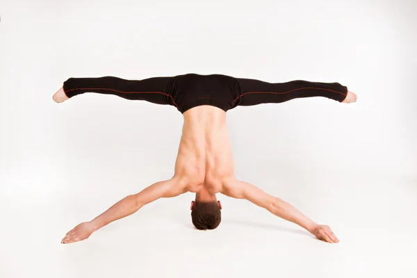 男人在白色 b 上伸展体操平衡姿势孤立的工作室 — 图库照片
