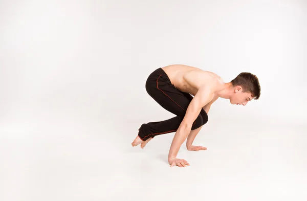 Slender man doing gymnastic exercises. — Stock Photo, Image