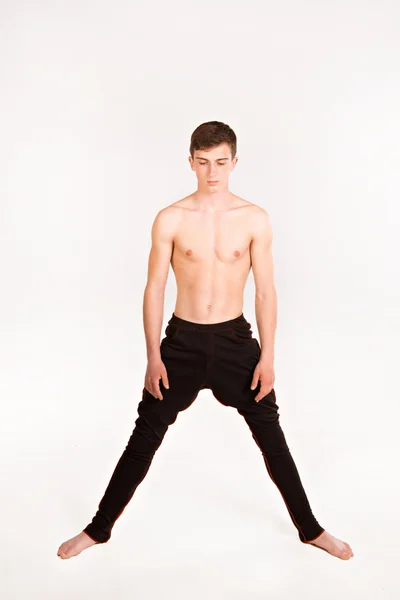 날씬한 남자 체조 연습을 하 고입니다. 화이트에 서 서 하는 체조 — 스톡 사진