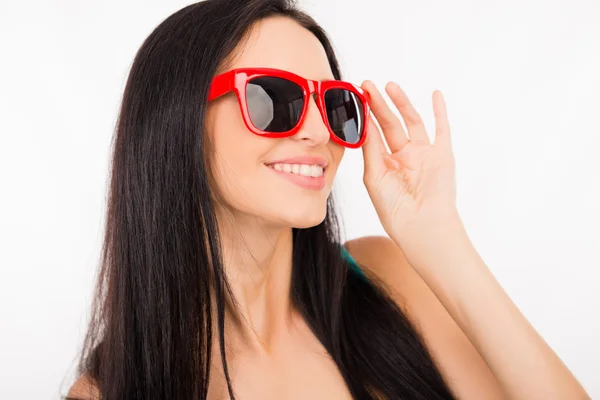Glad ung asiatisk kvinna ler med röda glasögon — Stockfoto
