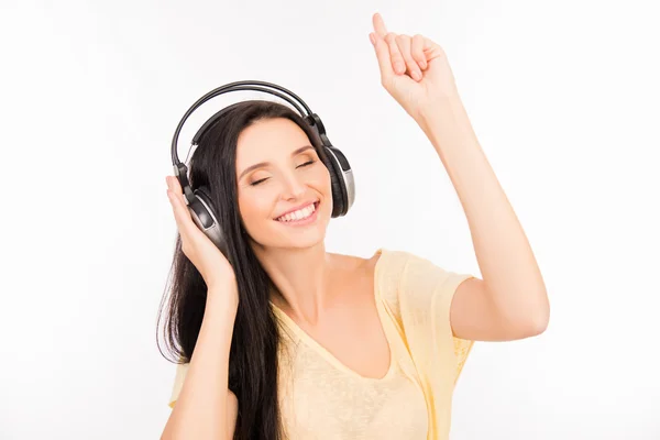 Söt flicka lyssna på musik i hörlurar och dans — Stockfoto
