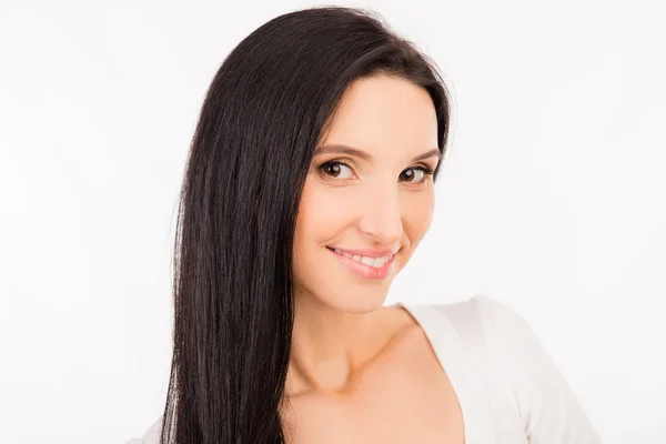 Hermosa joven asiático mujer con largo cabello sonriendo — Foto de Stock