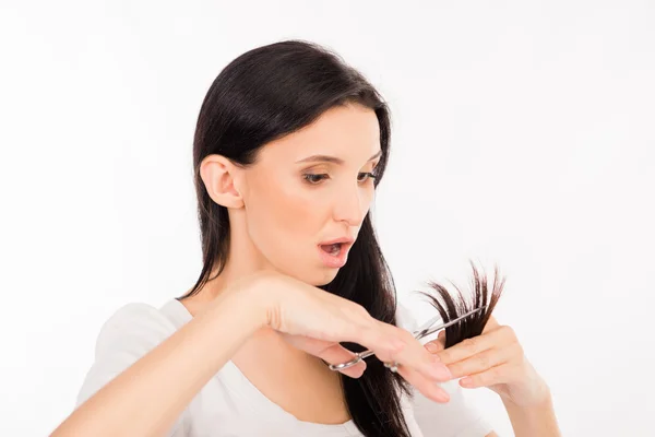 Shoked joven mujer corte su split ends — Foto de Stock