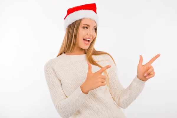 Mignon jeune femme avec santa chapeau montrant quelque chose de mince — Photo