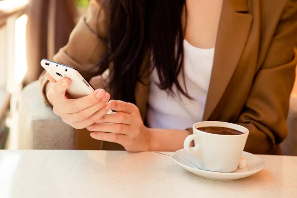 At dinner young woman reading messege on phone in cafe — Stock Photo, Image