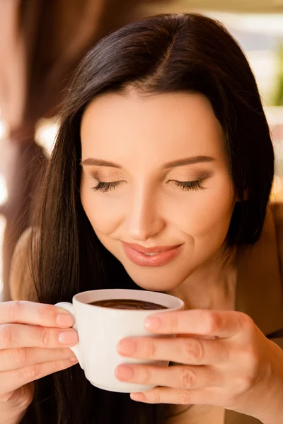 魅力的な若い女性のカフェでアロマ コーヒーを楽しむ — ストック写真