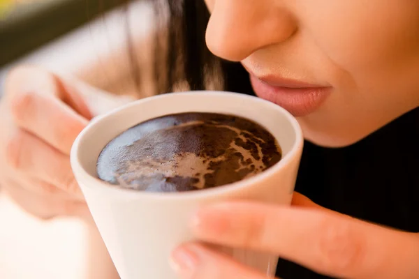 Charmante junge Frau genießt Aroma-Kaffee im Café — Stockfoto