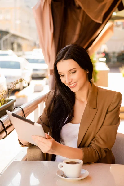 Young woman holding  digitale tablet in cafe — Stock Photo, Image