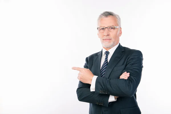 Homem de negócios inteligente confiante com barba cinza e óculos p — Fotografia de Stock