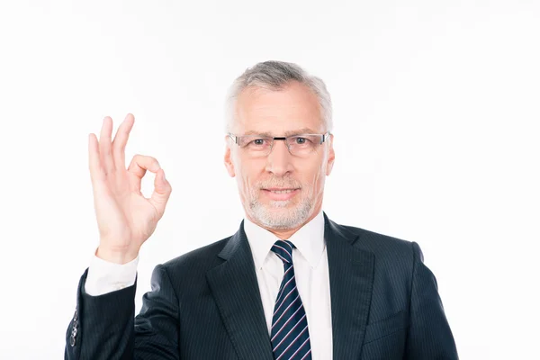 Confiante velho empresário inteligente mostrando gesto ok — Fotografia de Stock