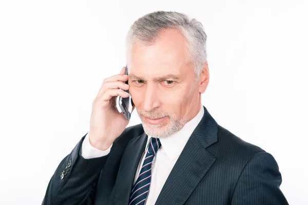 Homem de negócios inteligente velho falando ao telefone — Fotografia de Stock