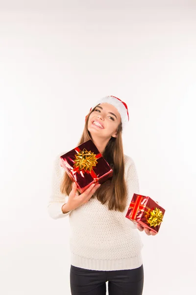 Весела дівчина в капелюсі Санта з різдвяними подарунками — стокове фото