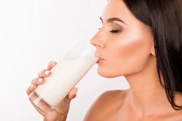 Sexy schöne junge Frau trinkt Milch — Stockfoto