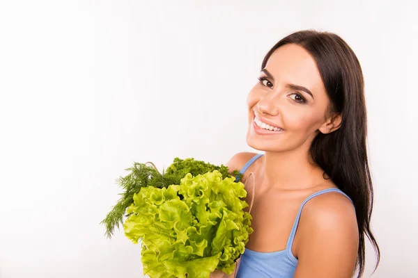 Yeşiller ve sebze dolu bir çanta mutlu gülümseyen kadın — Stok fotoğraf