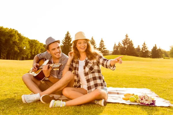幸福的情侣，爱在一次野餐 — 图库照片