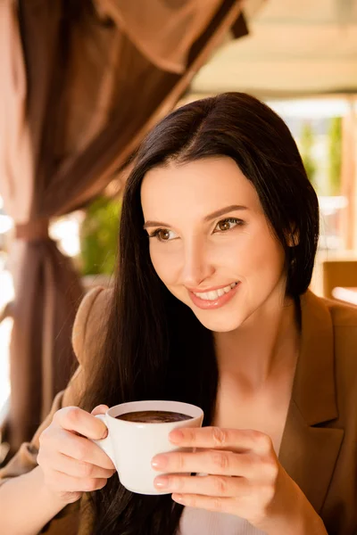 カフェでコーヒーを楽しむ魅力的な若い女性 — ストック写真