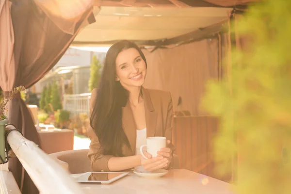 Charming young woman on coffee break — Stock Photo, Image