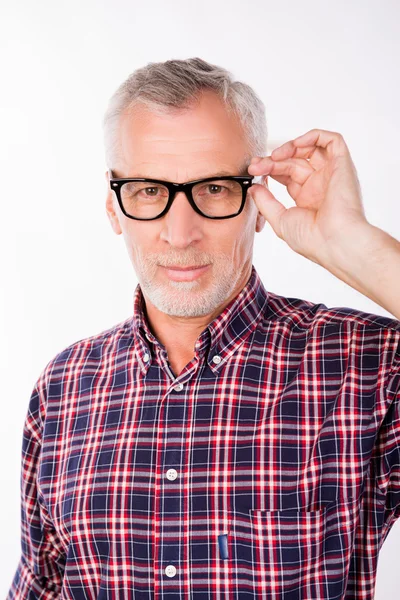 Confident gray aged man holding glasses with one hand — Stock Photo, Image
