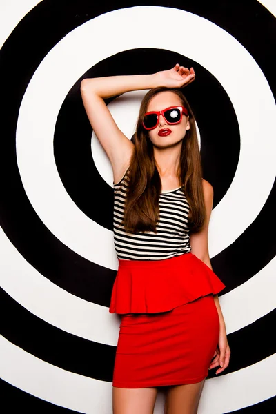 Menina sexy bonita em uma saia-basco vermelho com óculos — Fotografia de Stock