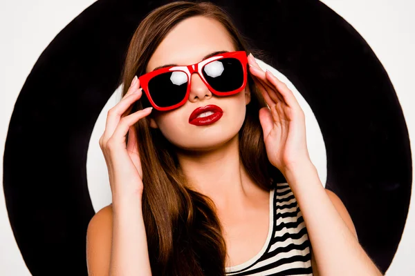 Elbűvölő lány gazdaság szemüveg, a háttérben a körök — Stock Fotó