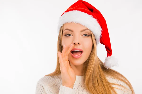 Bonito jovem com chapéu de Papai Noel diz que a notícia segura a mão nea — Fotografia de Stock