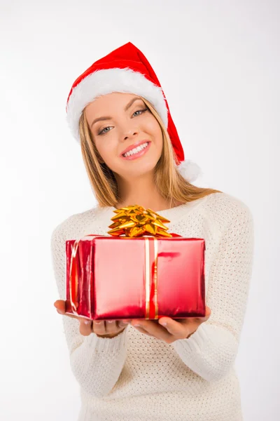 クリスマス サンタ帽子の幸せな若い女を提示します。 — ストック写真