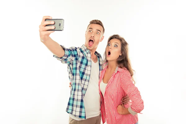 スマート フォンで selfie 写真を作る愛の面白いカップル — ストック写真