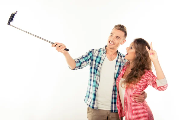 Zabawny para w miłosnej selfie zdjęcie selfie kijem — Zdjęcie stockowe