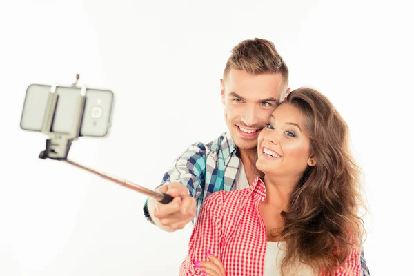 Feliz casal bonito no amor fazendo foto selfie com vara selfie — Fotografia de Stock