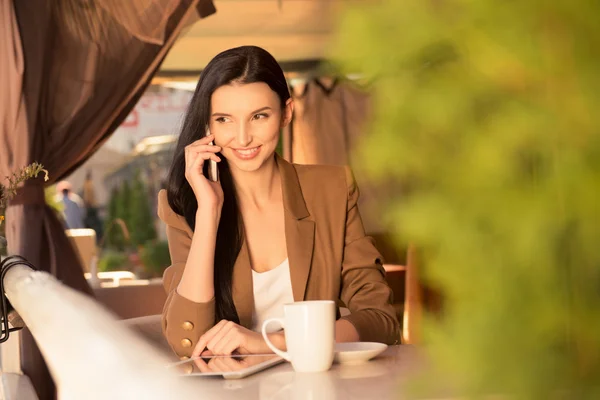 Cute young business woman on lunch with coffee — Stock Photo, Image