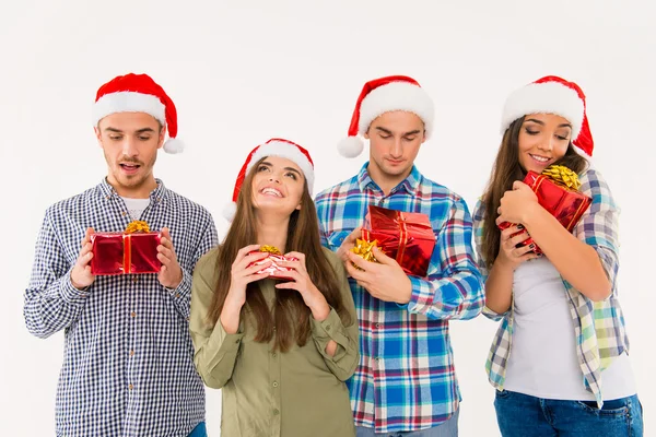 Santa kalap tartó bemutatja a boldog fiatalok — Stock Fotó