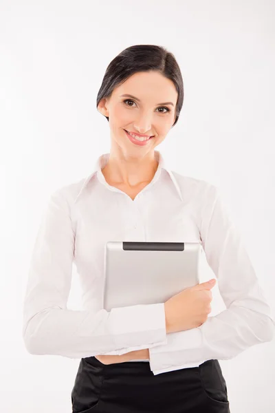Elegante mujer inteligente en ropa de negocios sosteniendo una tableta —  Fotos de Stock