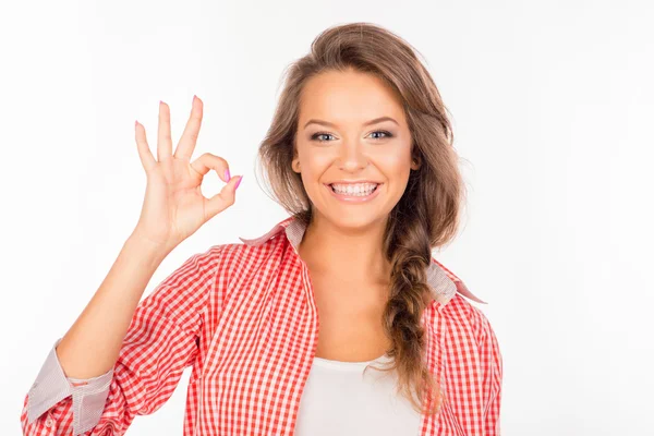 Alegre engraçado bonito menina gestos ok — Fotografia de Stock