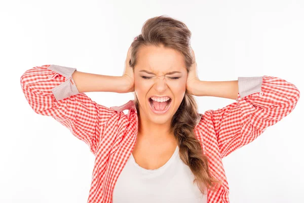 Mujer joven gritando y cubriéndose los oídos —  Fotos de Stock
