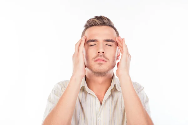 Joven guapo tocándose la cabeza sufriendo de dolor de cabeza — Foto de Stock