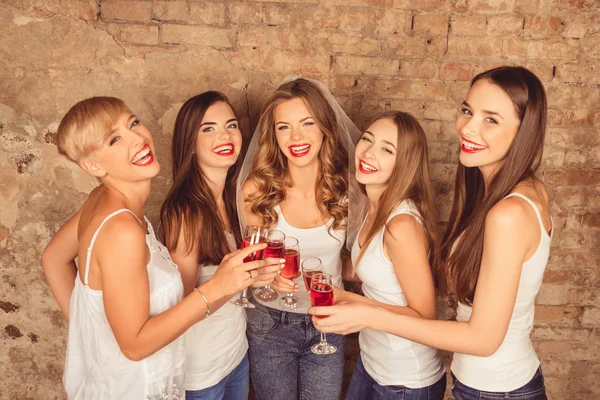 Atractiva novia y damas de honor felizes celebración de ingenio del partido de la gallina — Foto de Stock