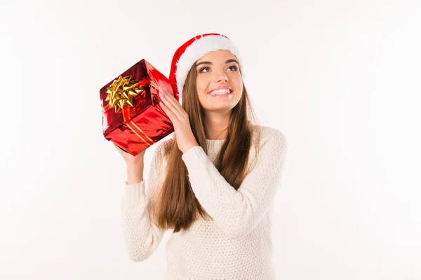 Menina surpresa feliz em santa chapéu com presentes de Natal — Fotografia de Stock