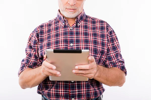 Zbliżenie zdjęcie mężczyzny wieku pewność pracy z tabletka — Zdjęcie stockowe